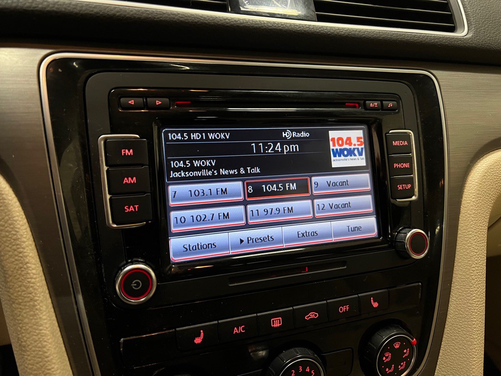 2015 Volkswagen Passat Image 24