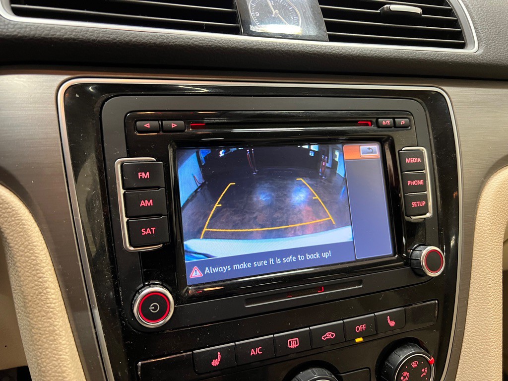 2015 Volkswagen Passat Image 25