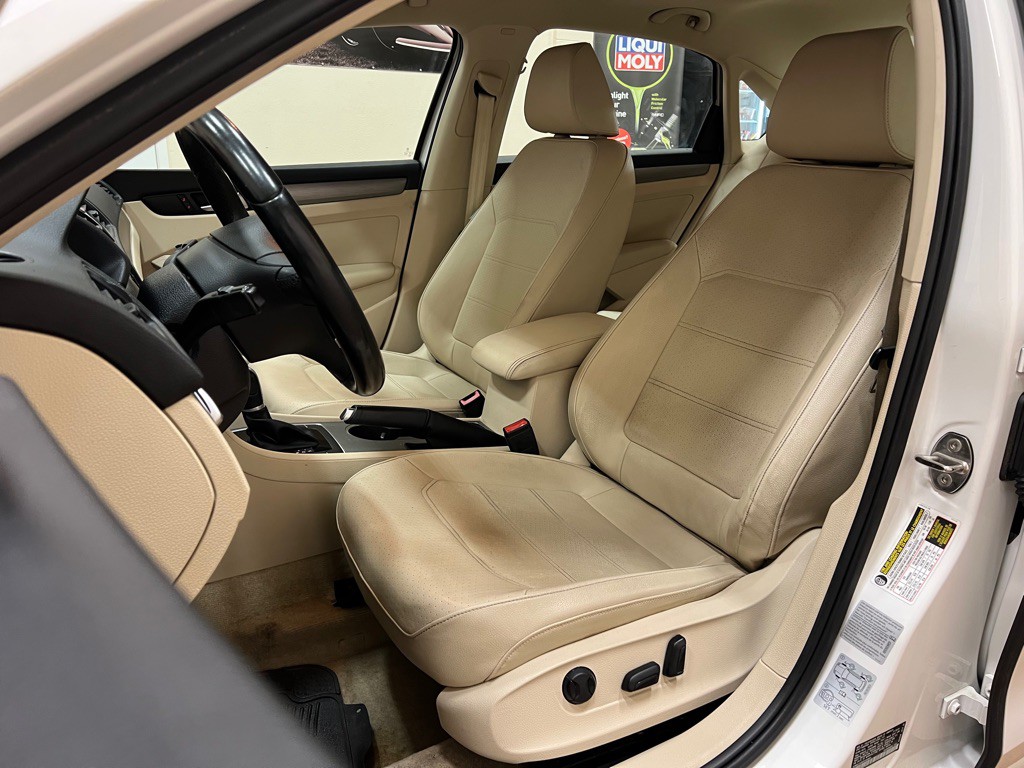 2015 Volkswagen Passat Image 28