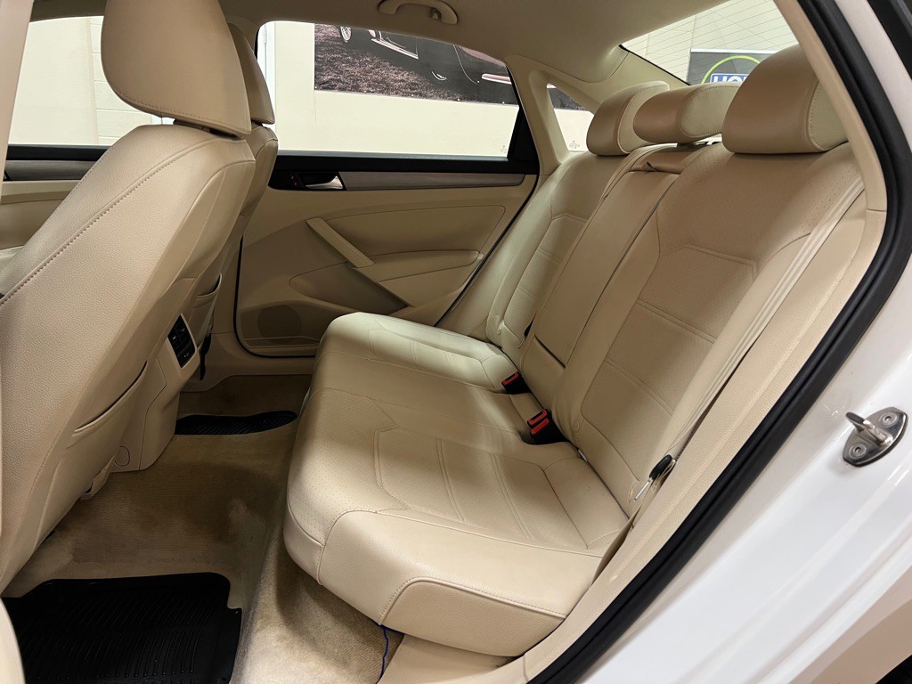 2015 Volkswagen Passat Image 30