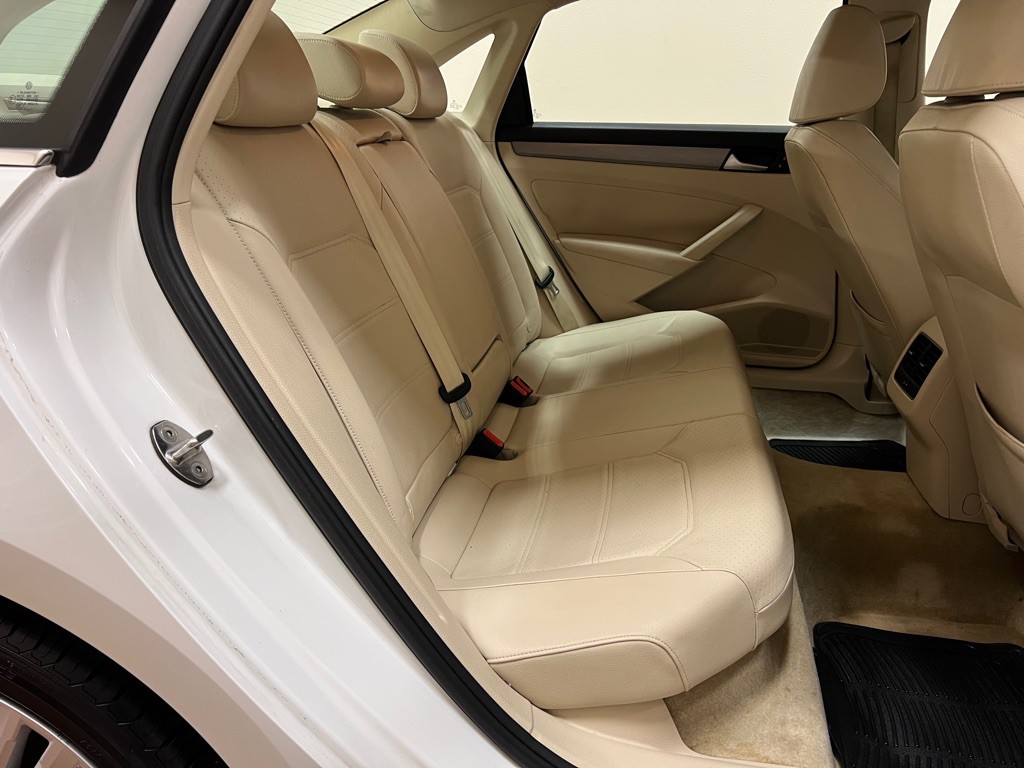 2015 Volkswagen Passat Image 31