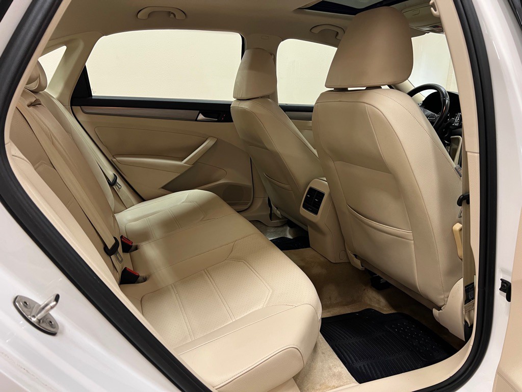 2015 Volkswagen Passat Image 32