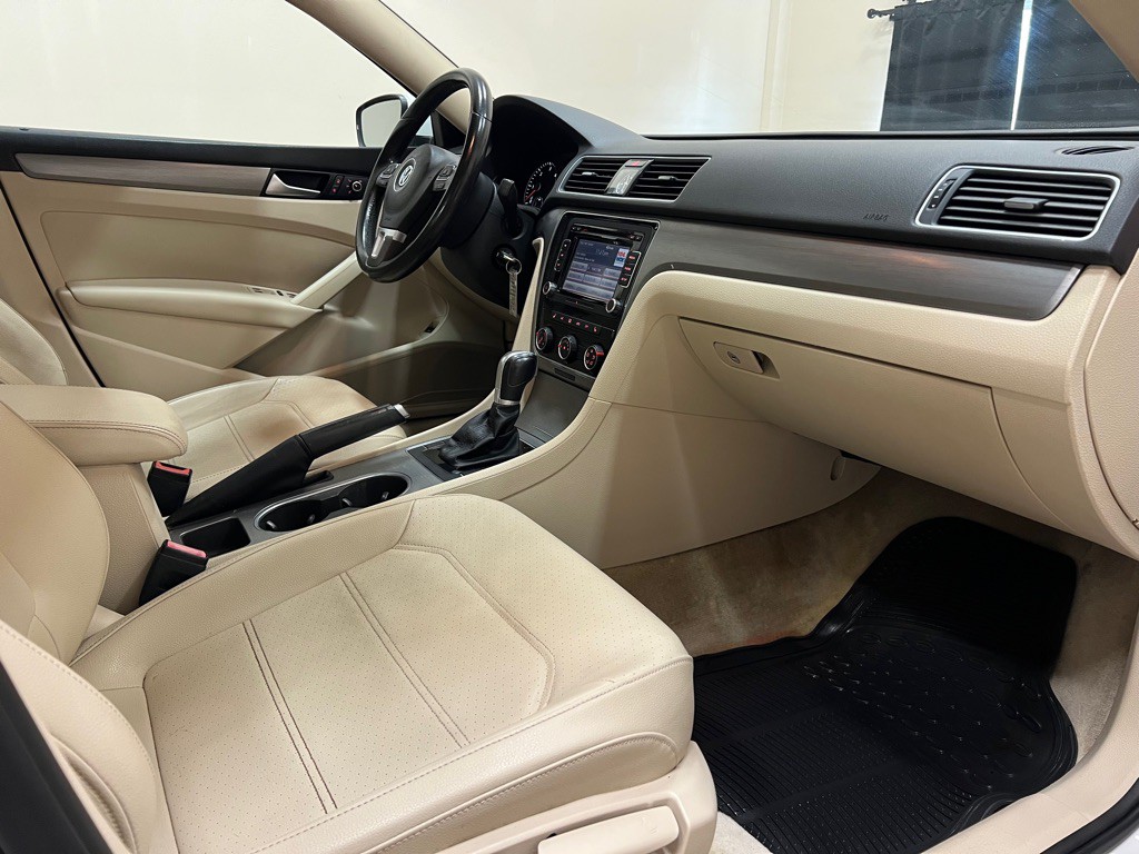 2015 Volkswagen Passat Image 33