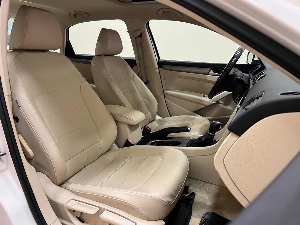 2015 Volkswagen Passat Image 34