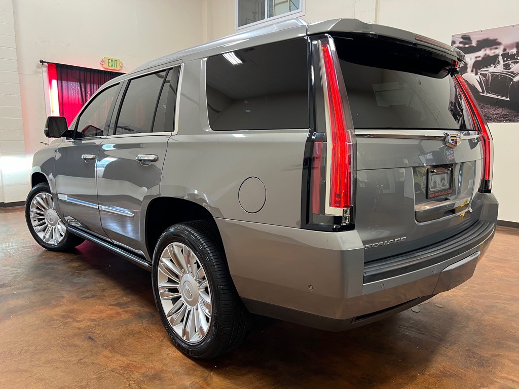 2017 Cadillac Escalade Image 2