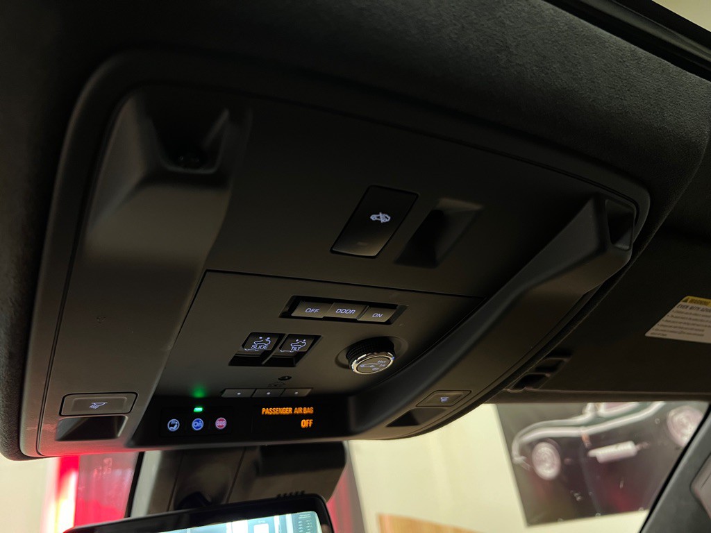 2017 Cadillac Escalade Image 38