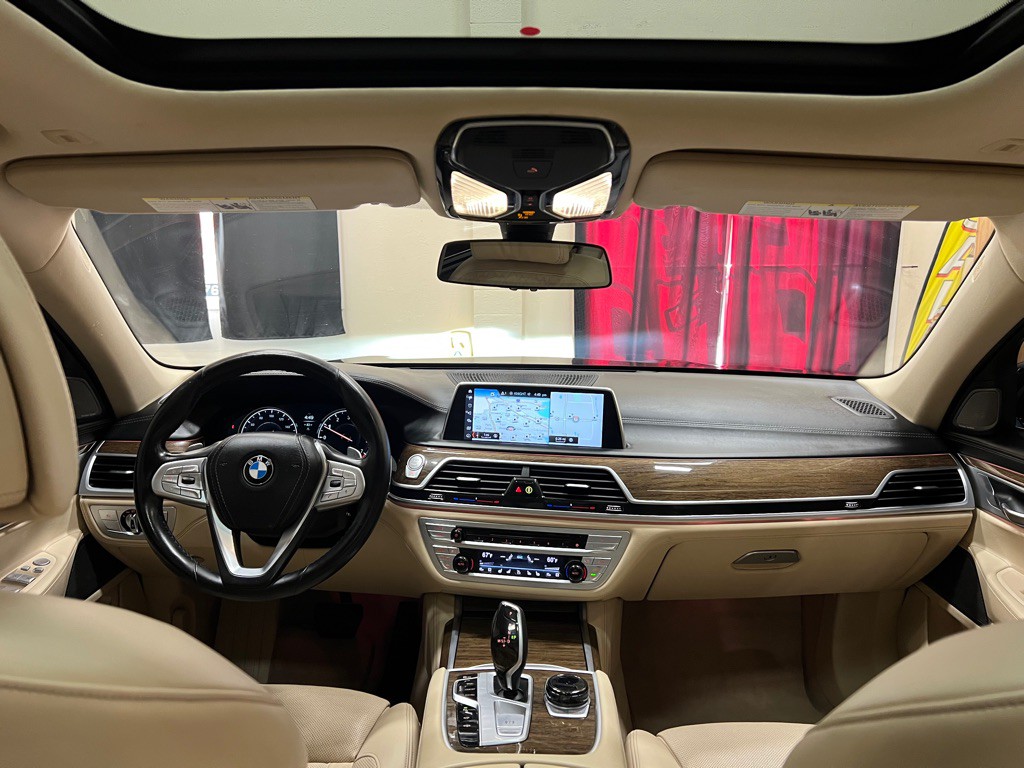 2018 BMW 7 Series Image 17