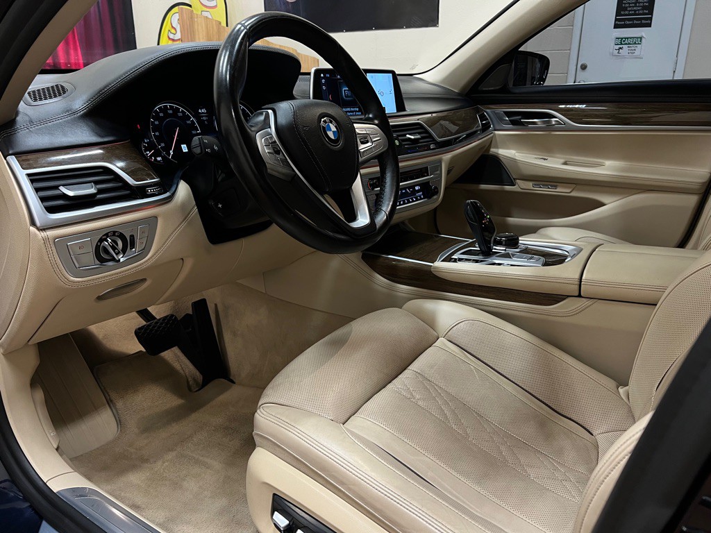 2018 BMW 7 Series Image 36