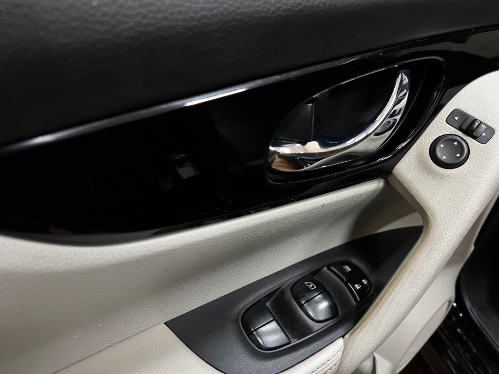 2017 Nissan Rogue Image 37