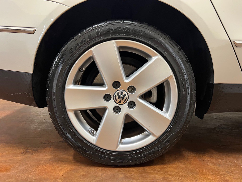 2009 Volkswagen Passat Image 12