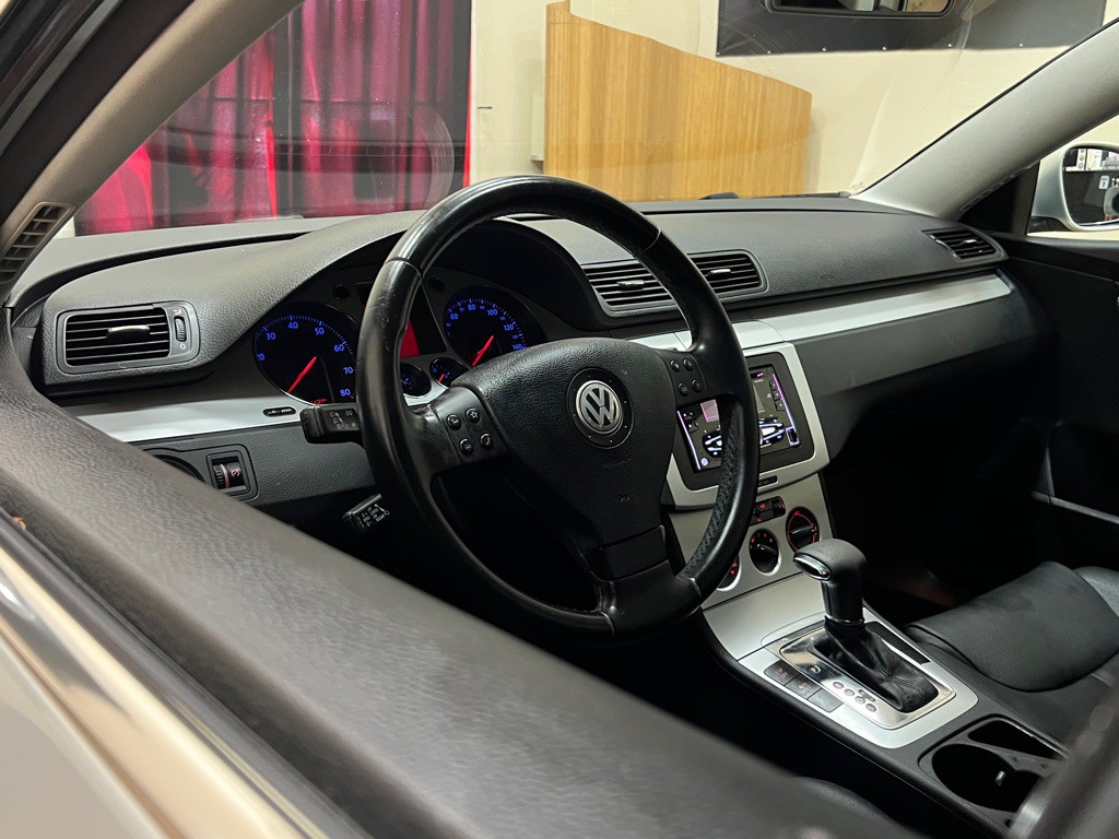 2009 Volkswagen Passat Image 18