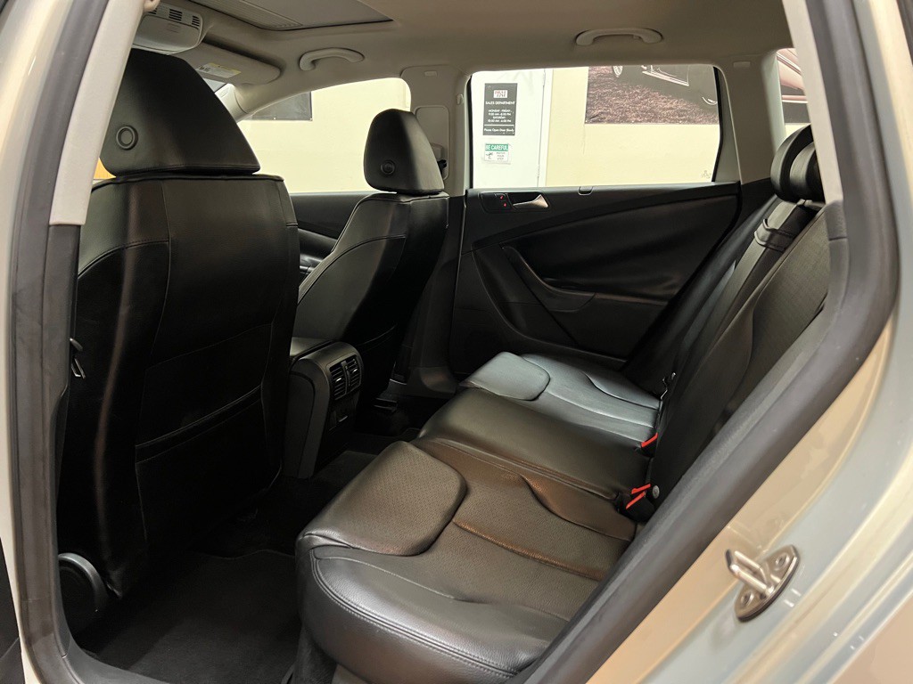 2009 Volkswagen Passat Image 30