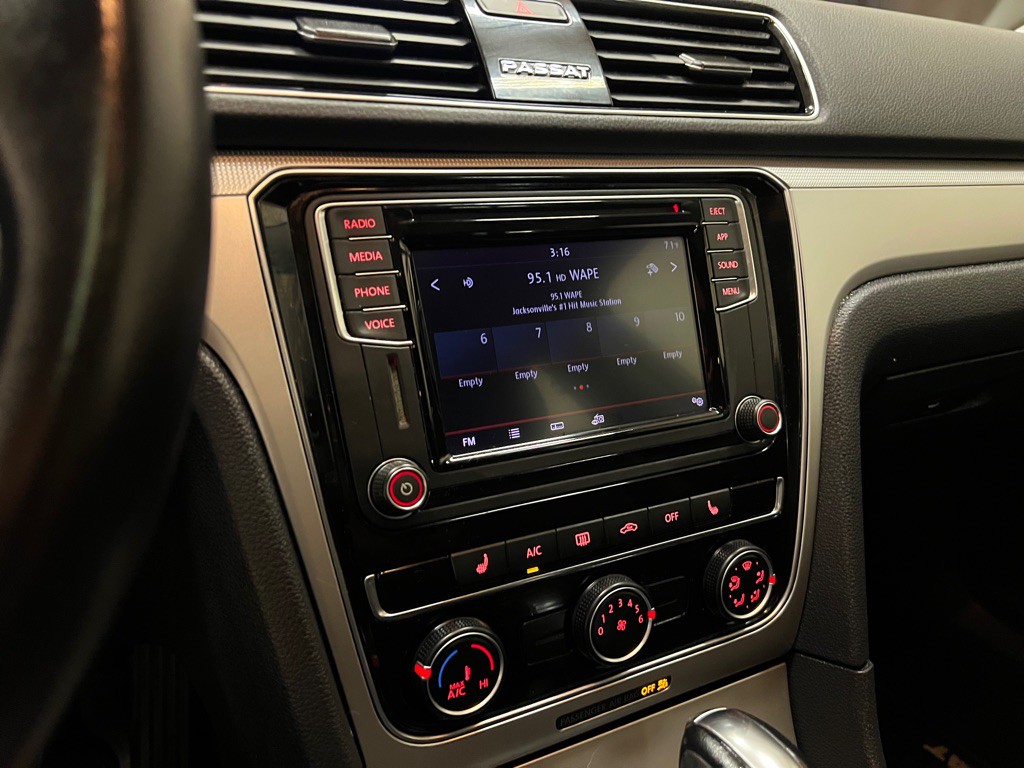 2019 Volkswagen Passat Image 23