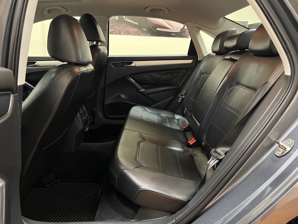 2019 Volkswagen Passat Image 32