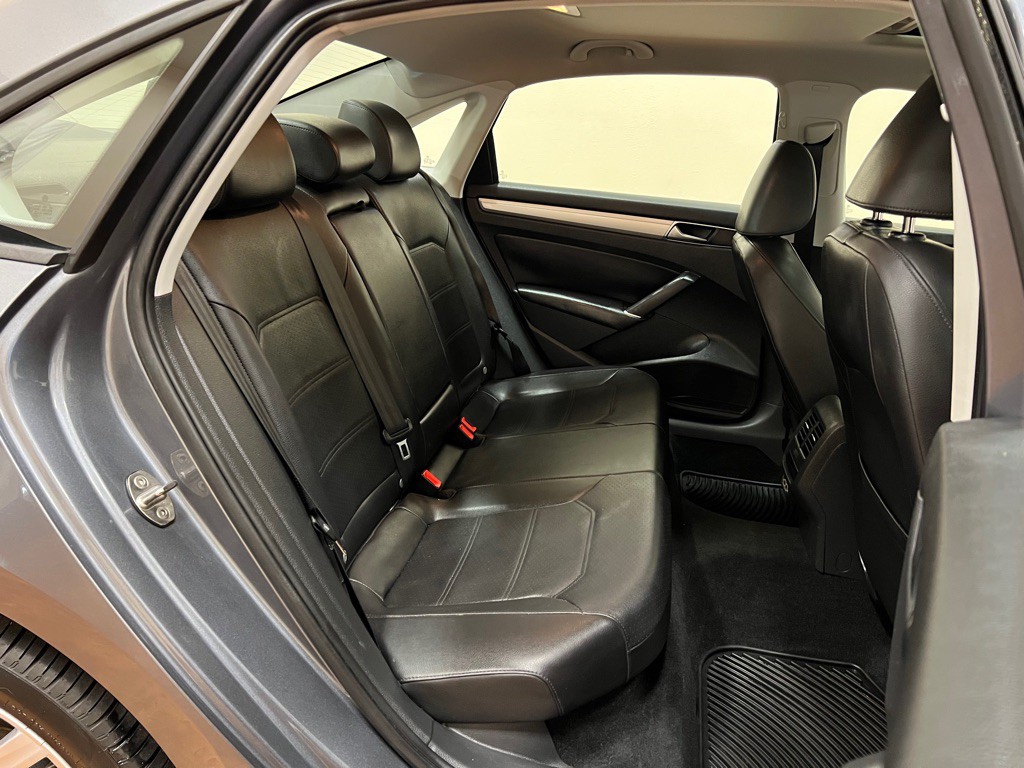 2019 Volkswagen Passat Image 33