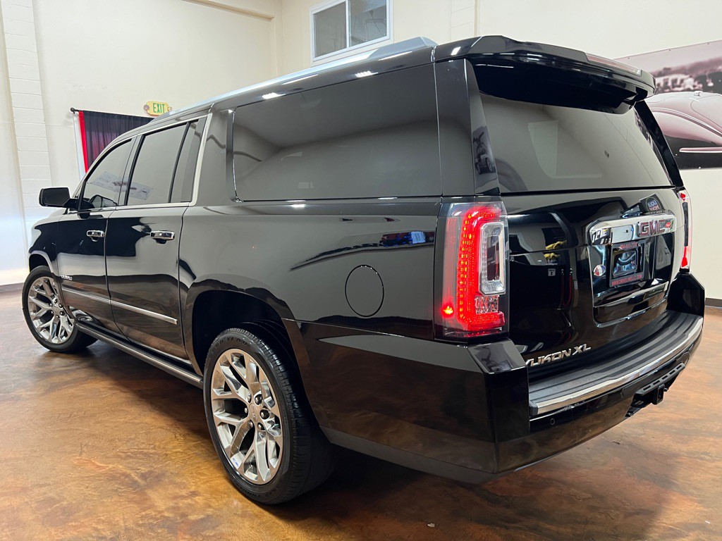 2020 GMC Yukon Image 2