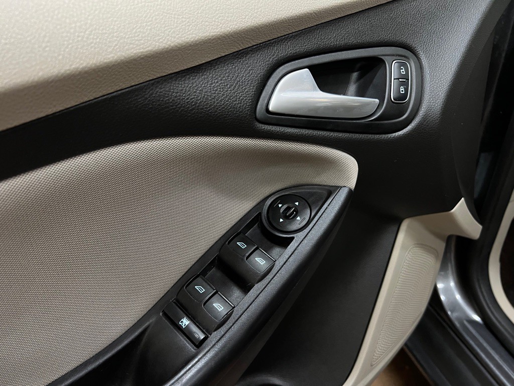 2017 Ford Focus Image 24