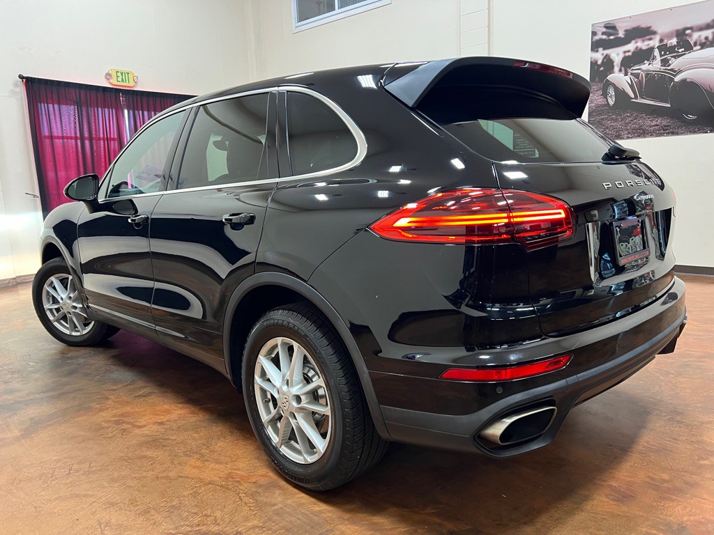2016 Porsche Cayenne Image 2