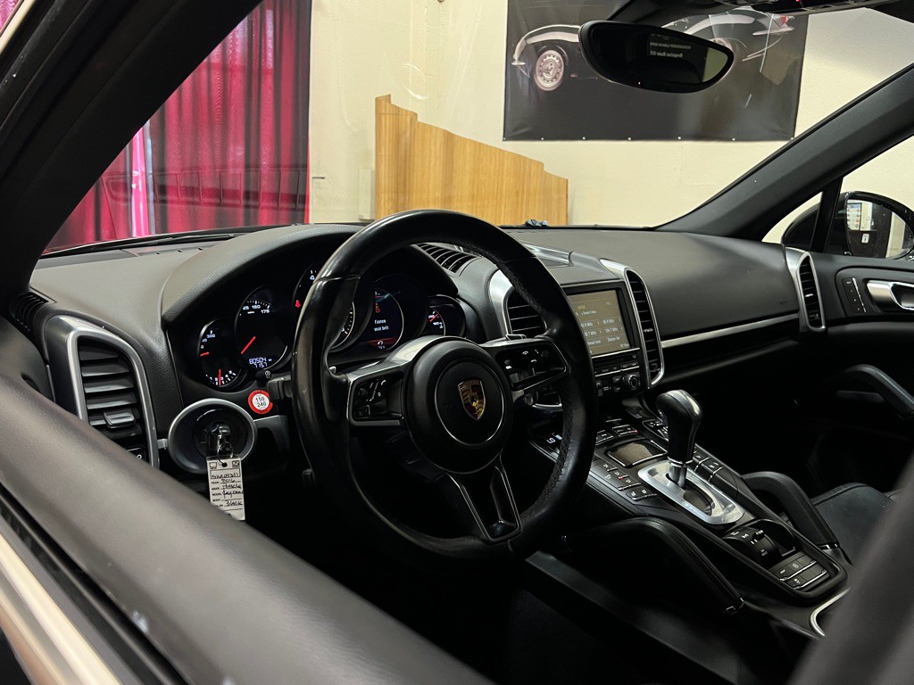 2016 Porsche Cayenne Image 13