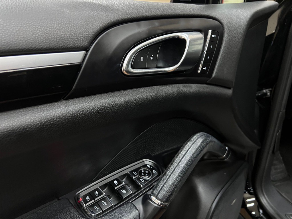 2016 Porsche Cayenne Image 24
