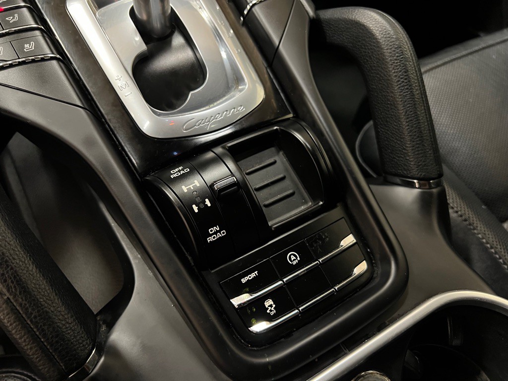 2016 Porsche Cayenne Image 32
