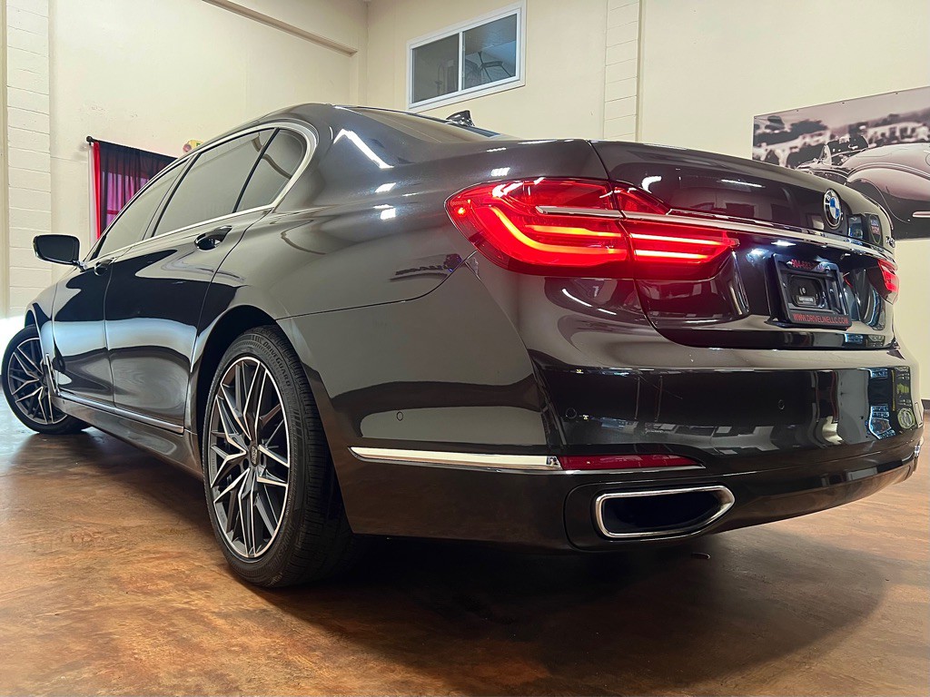 2016 BMW 7 Series Image 2