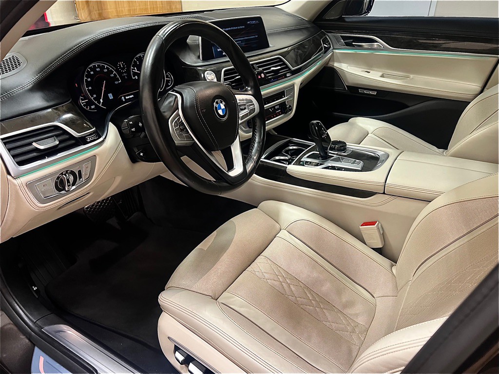 2016 BMW 7 Series Image 23
