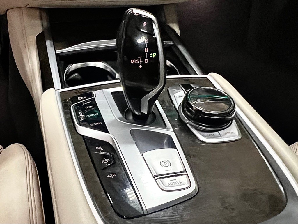 2016 BMW 7 Series Image 24