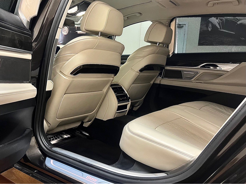 2016 BMW 7 Series Image 27