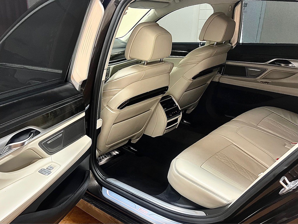2016 BMW 7 Series Image 29