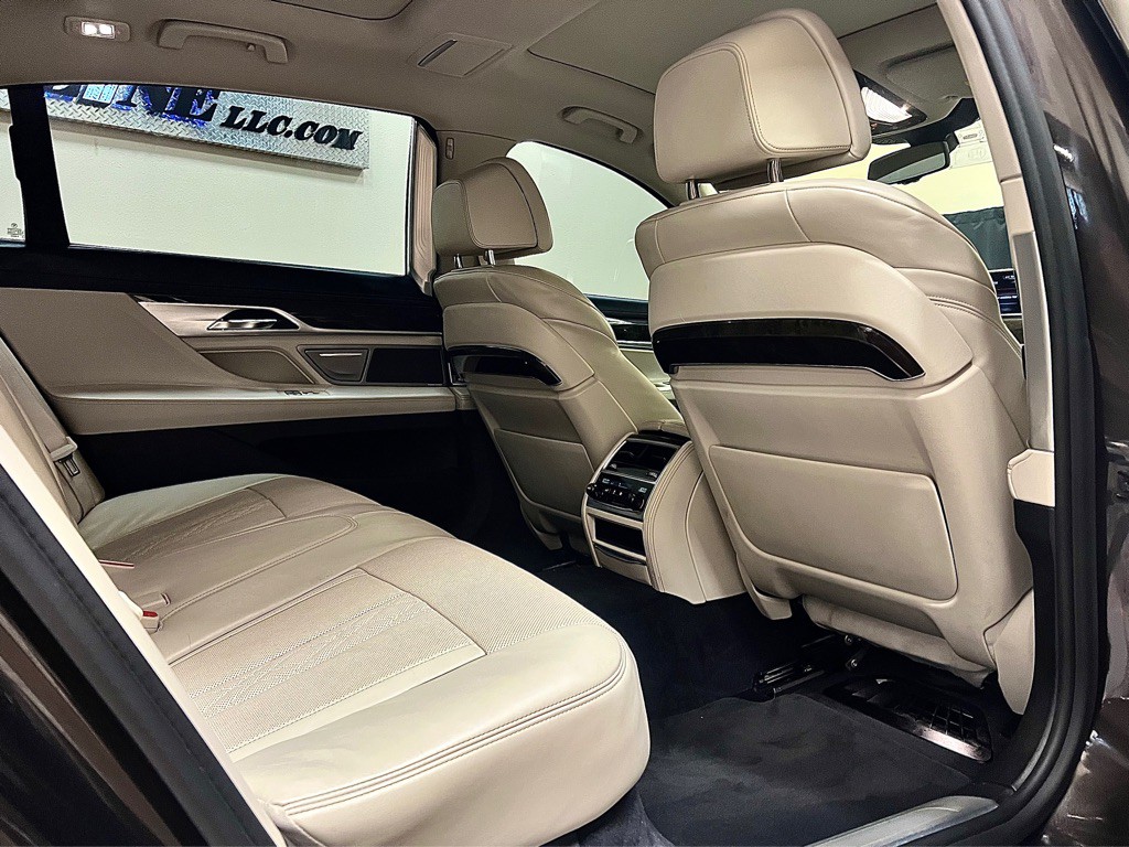 2016 BMW 7 Series Image 30