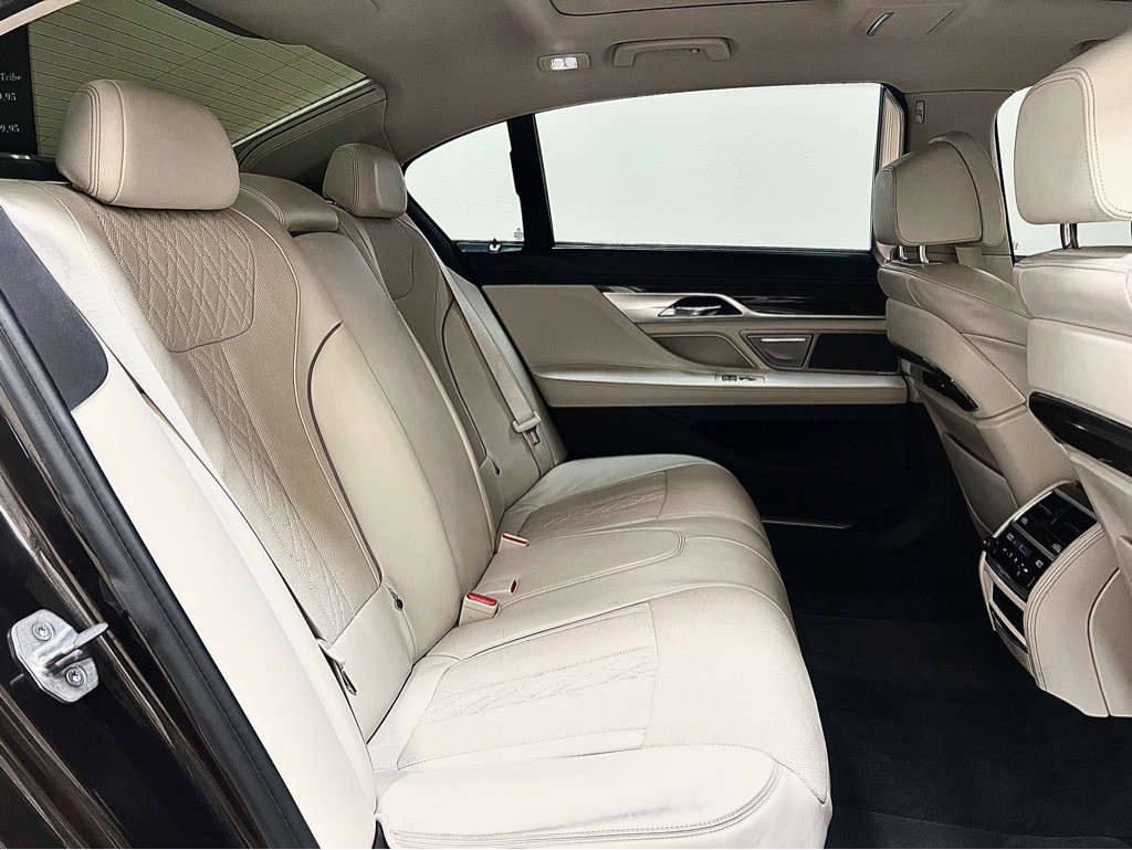 2016 BMW 7 Series Image 31