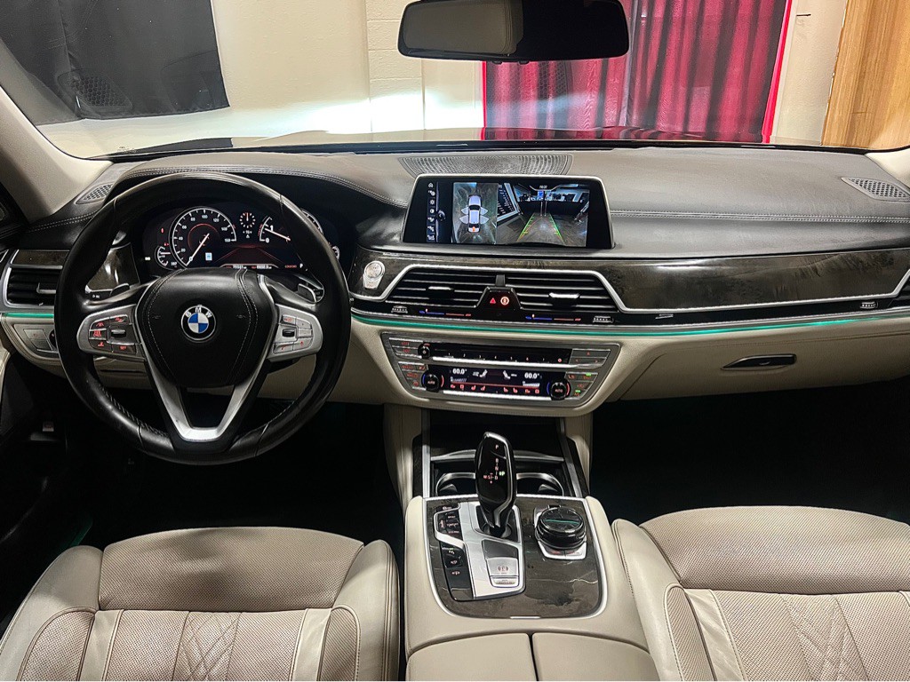 2016 BMW 7 Series Image 32