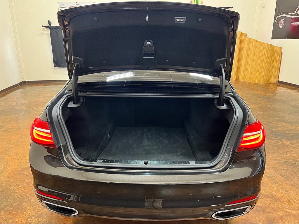 2016 BMW 7 Series Image 33