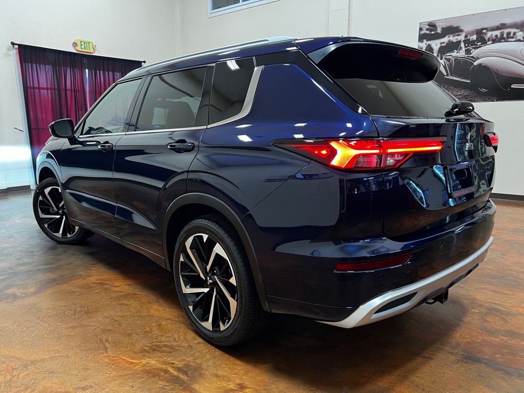 2022 Mitsubishi Outlander Image 2