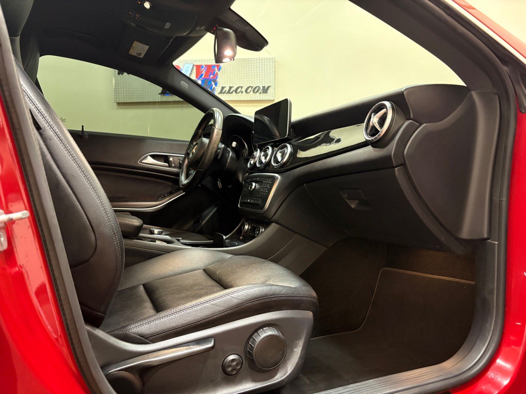 2015 Mercedes-Benz CLA-Class Image 28