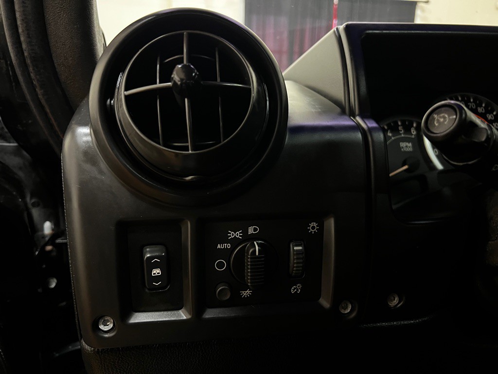 2006 HUMMER H2 Image 32