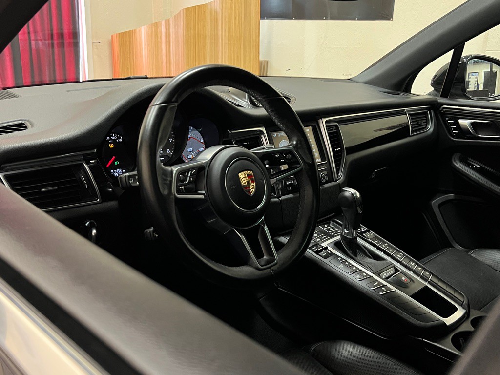 2015 Porsche Macan Image 11