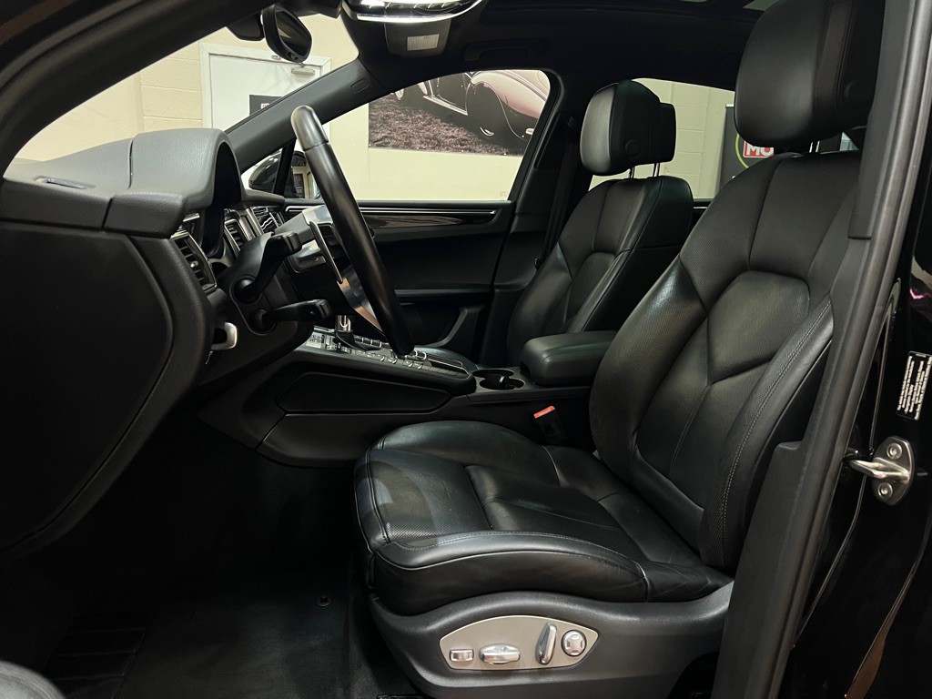 2015 Porsche Macan Image 16