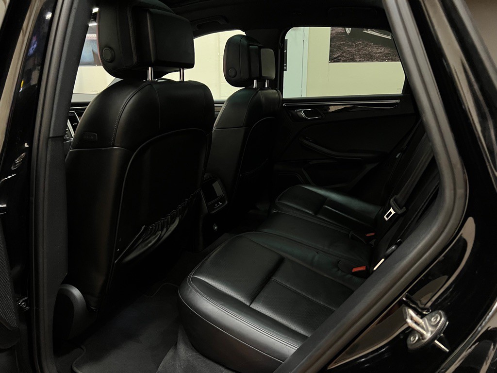 2015 Porsche Macan Image 17