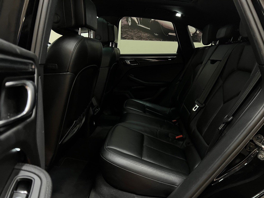 2015 Porsche Macan Image 18
