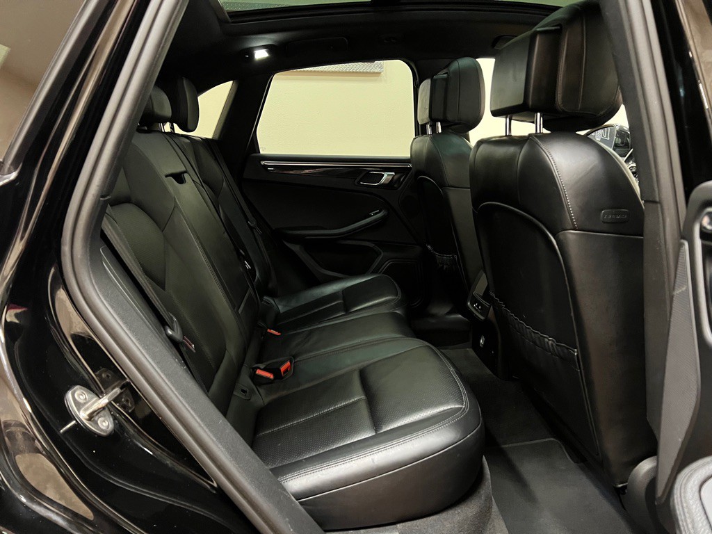 2015 Porsche Macan Image 21