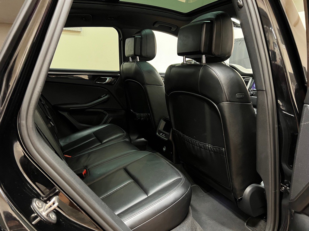 2015 Porsche Macan Image 22