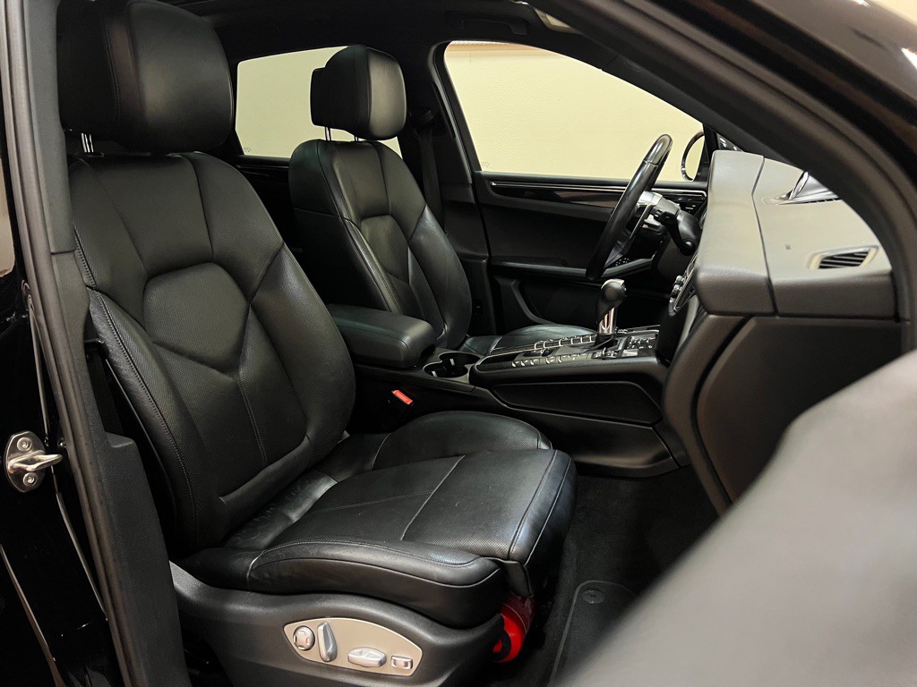 2015 Porsche Macan Image 23