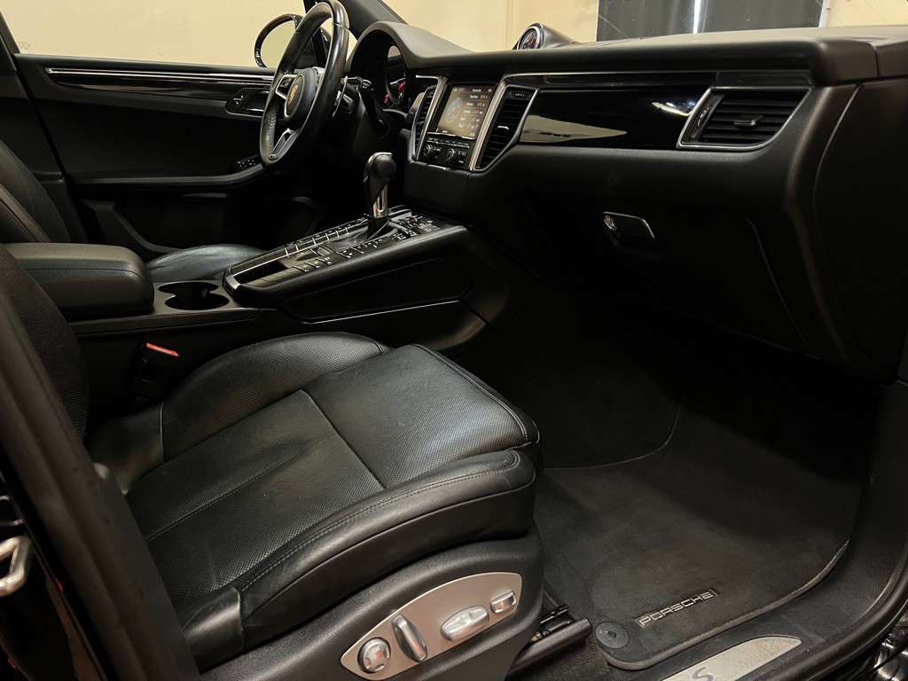 2015 Porsche Macan Image 25