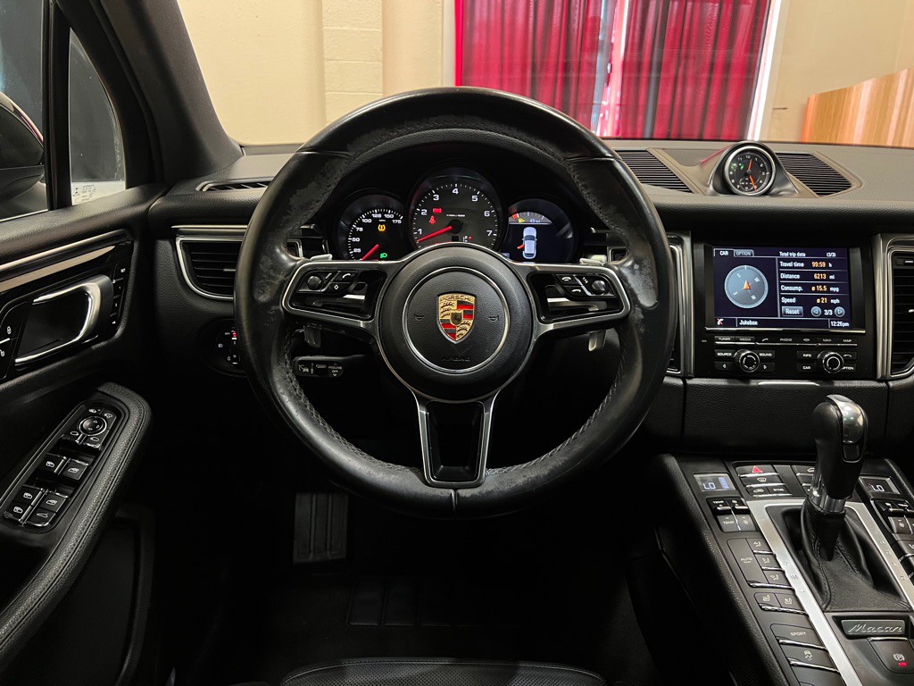 2015 Porsche Macan Image 26
