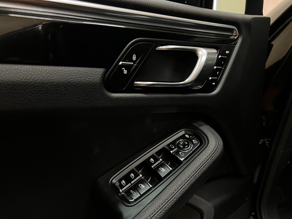 2015 Porsche Macan Image 29