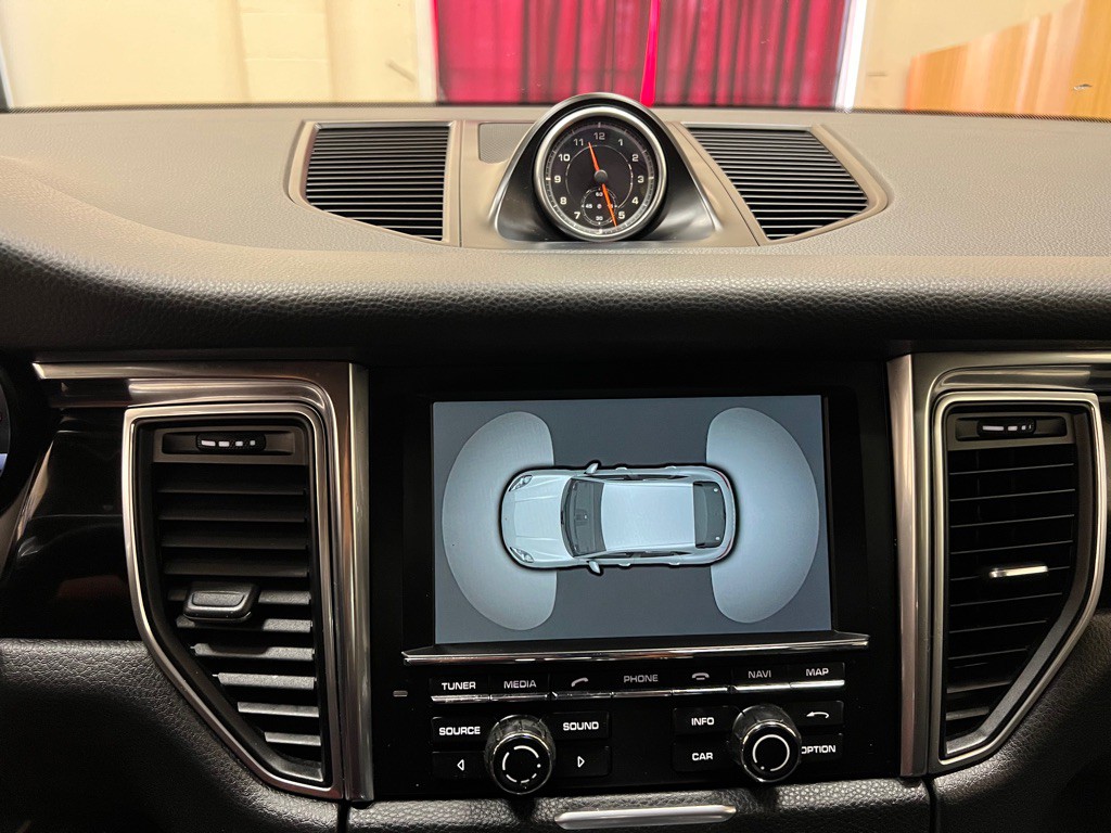 2015 Porsche Macan Image 31