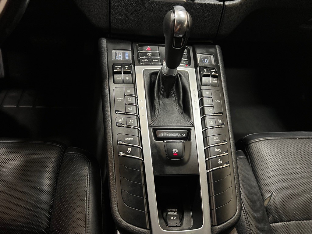 2015 Porsche Macan Image 32