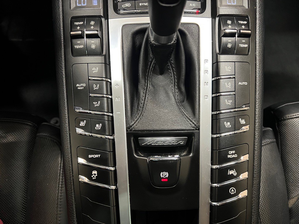 2015 Porsche Macan Image 34